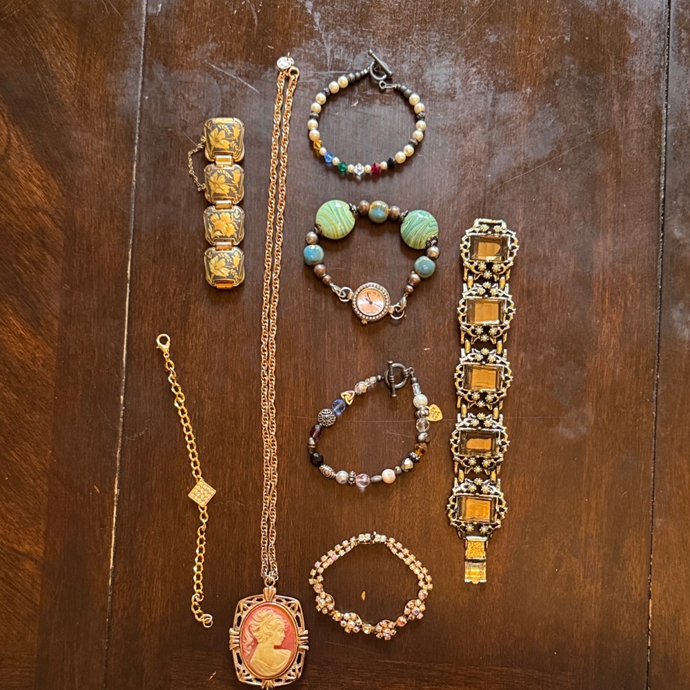 Gold Cameo Pendant Necklace and Bracelet Set